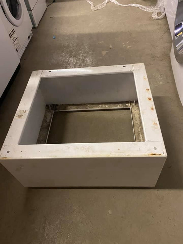 Used White Pedestal with No Drawer P9